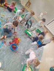 Brudne łapki – czyli zajęcia z Sensoplastyki (R)