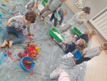 Brudne łapki – czyli zajęcia z Sensoplastyki (R)